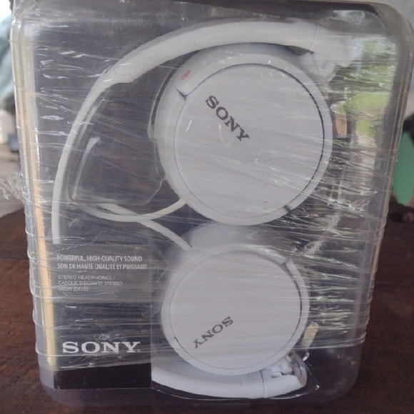 Sony MDR White Over-Ear Headphones NWT - Picture 1 of 3